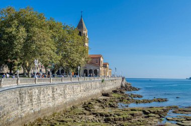 GIJON, SPAIN - 21 Eylül 2014: Gijon, Asturias, İspanya 'daki San Pedro Kilisesi, 1945-1955 yılları arasında inşa edilen bir önceki binanın yıkımından sonra mimarlar Francisco ve Federico Somolinos' un çalışmaları