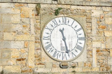 Llastres, Asturias, İspanya 'daki Saat Kulesi' nin ayrıntıları, 15. yüzyılda inşa edildi; 1751 yılında bina yeniden düzenlendi ve saat eklendi.
