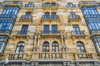 İspanya 'nın kuzeyinde, Gijon, Asturias' ta renkli mimarisi olan sokaklar