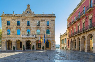 İspanya 'nın kuzeyinde, Gijon, Asturias' ta renkli mimarisi olan sokaklar
