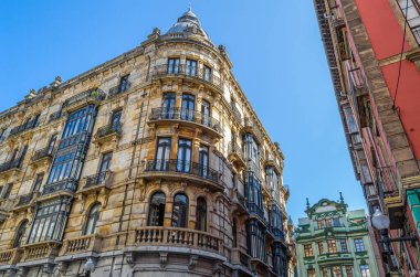İspanya 'nın kuzeyinde, Gijon, Asturias' ta renkli mimarisi olan sokaklar