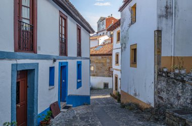 Kuzey İspanya 'nın Lastres (Llastres) kıyı kasabasında mimarlık