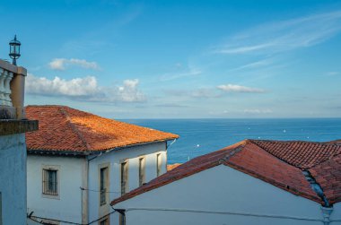 Kuzey İspanya 'nın Lastres (Llastres) kıyı kasabasında mimarlık