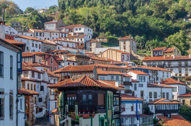 Kuzey İspanya 'nın Lastres (Llastres) kıyı kasabasında mimarlık
