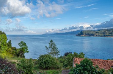 Kuzey İspanya 'nın Lastres (Llastres) kasabasından deniz manzarası