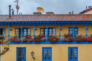 Oviedo, Asturias, Kuzey İspanya 'da renkli mimarisi olan sokaklar