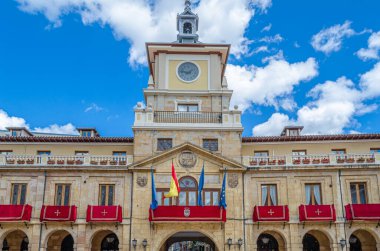 İspanya 'nın kuzeyindeki Oviedo, Asturias' taki belediye binasının cephesi, yerel festivaller sırasında dekore edildi.