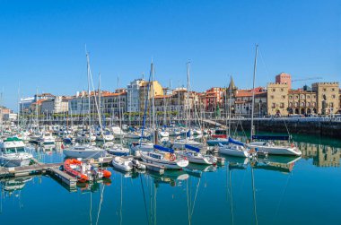 GIJON, İspanya - 21 Eylül 2014: Gijon marinası, Asturias, Kuzey İspanya