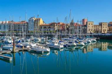 GIJON, İspanya - 21 Eylül 2014: Gijon marinası, Asturias, Kuzey İspanya
