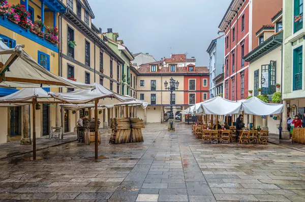 OVIEDO, İspanya - SEPTEMBER 22, 2014: Resimli Fontan Meydanı 'nda (Plaza de Fontan), Oviedo, Asturias, kuzey İspanya