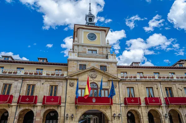İspanya 'nın kuzeyindeki Oviedo, Asturias' taki belediye binasının cephesi, yerel festivaller sırasında dekore edildi.