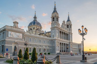 MADRID, İspanya - 9 EYLÜL 2014: Madrid, İspanya 'daki Almudena Katedrali' nin günbatımı manzarası