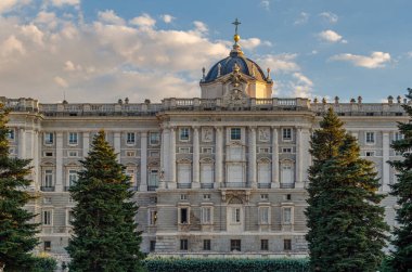 MADRID, İspanya - 9 Eylül 2014: İspanya 'nın Madrid Kraliyet Sarayı' nın Sabatini Bahçeleri 'nden görünüşü. Bahçeler 1930 'larda inşa edildi, mimar Fernando Garcia Mercadal' a verilen proje 1978 'de halka açıldı.