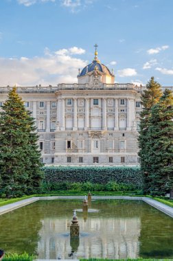 MADRID, İspanya - 9 Eylül 2014: İspanya 'nın Madrid Kraliyet Sarayı' nın Sabatini Bahçeleri 'nden görünüşü. Bahçeler 1930 'larda inşa edildi, mimar Fernando Garcia Mercadal' a verilen proje 1978 'de halka açıldı.