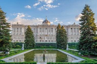 MADRID, İspanya - 9 Eylül 2014: İspanya 'nın Madrid Kraliyet Sarayı' nın Sabatini Bahçeleri 'nden görünüşü. Bahçeler 1930 'larda inşa edildi, mimar Fernando Garcia Mercadal' a verilen proje 1978 'de halka açıldı.