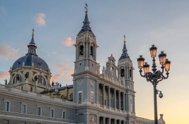 Madrid, İspanya 'daki Almudena Katedrali' nin alacakaranlık manzarası