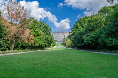 Campo del Moro Bahçeleri manzarası, arka planda kraliyet sarayı, Madrid, İspanya