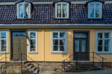 FREDRIKSTAD, NORway - 11 Temmuz 2014: Norveç 'in eski Fredrikstad kentindeki renkli mimari
