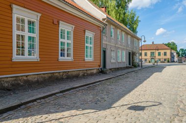 FREDRIKSTAD, NORway - 11 Temmuz 2014: Norveç 'in eski Fredrikstad kentindeki renkli mimari