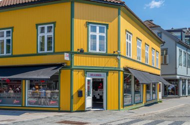 FREDRIKSTAD, NORway - 11 Temmuz 2014: Fredrikstad, Norveç 'te bir alışveriş caddesinin görüntüsü