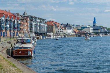 FREDRIKSTAD, NORway - 11 Temmuz 2014: Norveç 'in Fredrikstad kentindeki nehirde tekneler