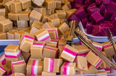 Değişik şekerler ve renkli karamel tatlılar.