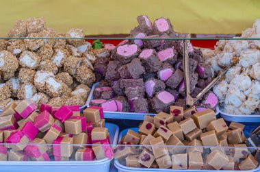 Değişik şekerler ve renkli karamel tatlılar.
