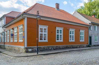 Norveç 'in eski Fredrikstad kasabasında renkli mimari