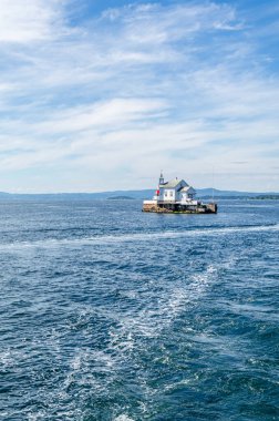 Oslofjord 'daki bir adadaki kilise manzarası, Norveç' in güneydoğusundaki bir körfez.