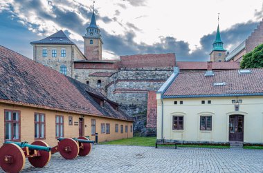 OSLO, NORway - 11 Temmuz 2014: Akershus Kalesi, Norveç 'in Oslo şehrinde bir ortaçağ kalesi.