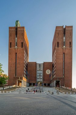 OSLO, NORway - 10 Temmuz 2014: Oslo Belediye Binası, Norveç. Mimarlar Arnstein Arneberg ve Magnus Poulsson tarafından tasarlanan şehir konseyi ve 1931 ve 1950 yılları arasında inşa edilen çeşitli belediye kuruluşlarına ev sahipliği yapmaktadır.