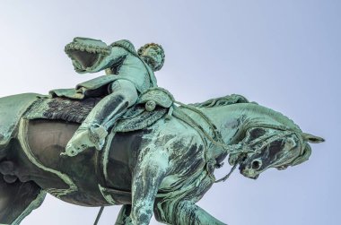 OSLO, NORway - 10 Temmuz 2014: Norveç 'in Oslo şehrinde, Brynjulf Bergslien tarafından yapılan Kral III. Charles John binicilik heykeli, 1875 yılında Kraliyet Sarayı' nın önüne dikildi.