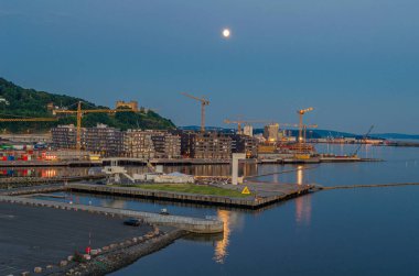 OSLO, NORway - 10 Temmuz 2014: Oslo Limanı, Norveç 'in alacakaranlığında