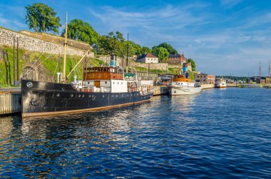 OSLO, NORway - 11 Temmuz 2014: Norveç 'in Oslofjord kıyısındaki Oslo marinasında tekneler