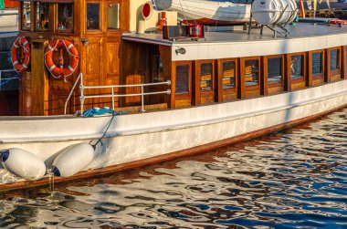 OSLO, NORway - 11 Temmuz 2014: Norveç 'in Oslofjord kıyısındaki Oslo marinasında tekneler