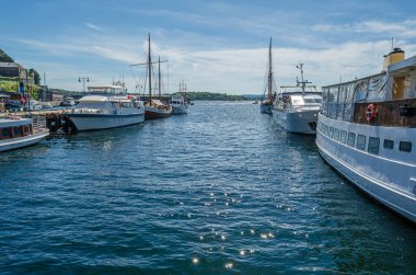 OSLO, NORway - 12 Temmuz 2014: Norveç 'in Oslofjord kıyısındaki Oslo marinasında tekneler