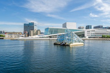 OSLO, NORway - 12 Temmuz 2014: Norveç 'in Oslo şehrinin manzarası, Oslofjord' daki bir tekneden, Monica Bonvicini ve Oslo Opera Evi 'nin yaptığı 