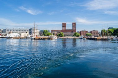 OSLO, NORway - 12 Temmuz 2014: Oslofjord 'daki bir tekneden Norveç' in Oslo kentinin görüntüsü