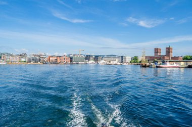OSLO, NORway - 12 Temmuz 2014: Oslofjord 'daki bir tekneden Norveç' in Oslo kentinin görüntüsü