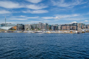 OSLO, NORway - 12 Temmuz 2014: Oslofjord 'daki bir tekneden Norveç' in Oslo kentinin görüntüsü