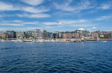 OSLO, NORway - 12 Temmuz 2014: Oslofjord 'daki bir tekneden Norveç' in Oslo kentinin görüntüsü