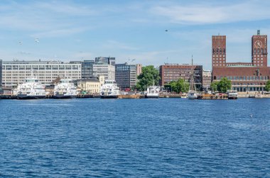 OSLO, NORway - 12 Temmuz 2014: Oslofjord 'daki bir tekneden Norveç' in Oslo kentinin görüntüsü