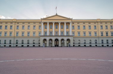 OSLO, NORway - 10 Temmuz 2014: Norveç 'in Oslo kentindeki Kraliyet Sarayı, 19. yüzyılın ilk yarısında Hans Linstow tarafından tasarlandı. Mevcut Norveç hükümdarının resmi ikametgahı