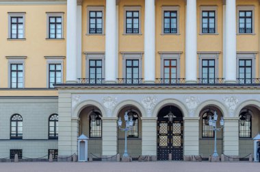 OSLO, NORway - 10 Temmuz 2014: Norveç 'in Oslo kentindeki Kraliyet Sarayı, 19. yüzyılın ilk yarısında Hans Linstow tarafından tasarlandı. Mevcut Norveç hükümdarının resmi ikametgahı