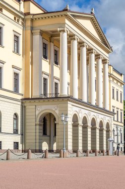 OSLO, NORway - 10 Temmuz 2014: Norveç 'in Oslo kentindeki Kraliyet Sarayı, 19. yüzyılın ilk yarısında Hans Linstow tarafından tasarlandı. Mevcut Norveç hükümdarının resmi ikametgahı