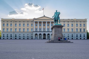 OSLO, NORway - 10 Temmuz 2014: Norveç 'in Oslo kentindeki Kraliyet Sarayı, 19. yüzyılın ilk yarısında Hans Linstow tarafından tasarlandı. Mevcut Norveç hükümdarının resmi ikametgahı