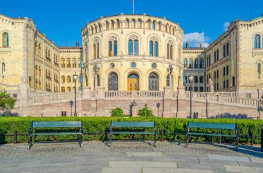 OSLO, NORway - 10 Temmuz 2014: Norveç parlamentosunun merkezi olan Oslo 'daki Storting binası, İsveçli mimar Emil Victor Langlet tarafından tasarlanmıştır.