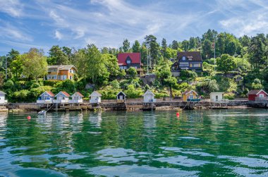 OSLO, NORway - 12 Temmuz 2014: Oslofjord 'da yazlık evler, Norveç' in güneydoğusunda bir körfez