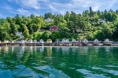 OSLO, NORway - 12 Temmuz 2014: Oslofjord 'da yazlık evler, Norveç' in güneydoğusunda bir körfez