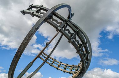 OSLO, NORway - 18 Temmuz 2014: Güneş saati, Norveç 'in Oslo kentindeki Frogner Park' ta 1930 yılında Gustav Vigeland tarafından yaratılan bir heykel.